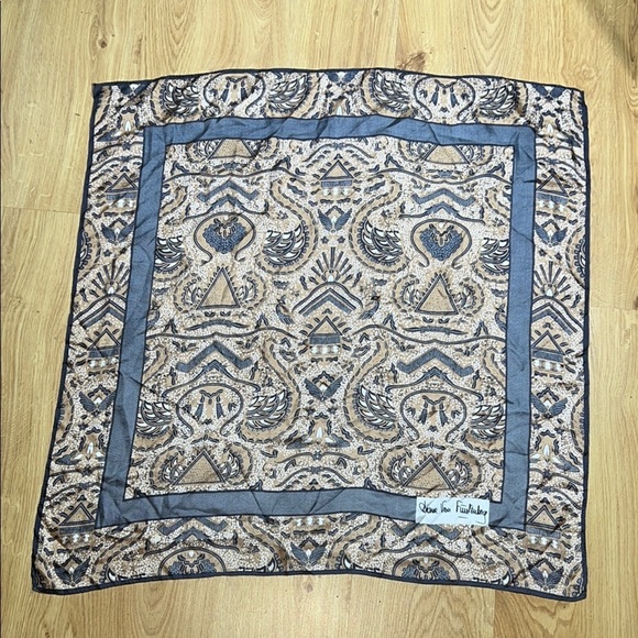 Diane Von Furstenberg DVF 30” Silk Scarf Cream Gray Excellent Condition - Picture 1 of 2